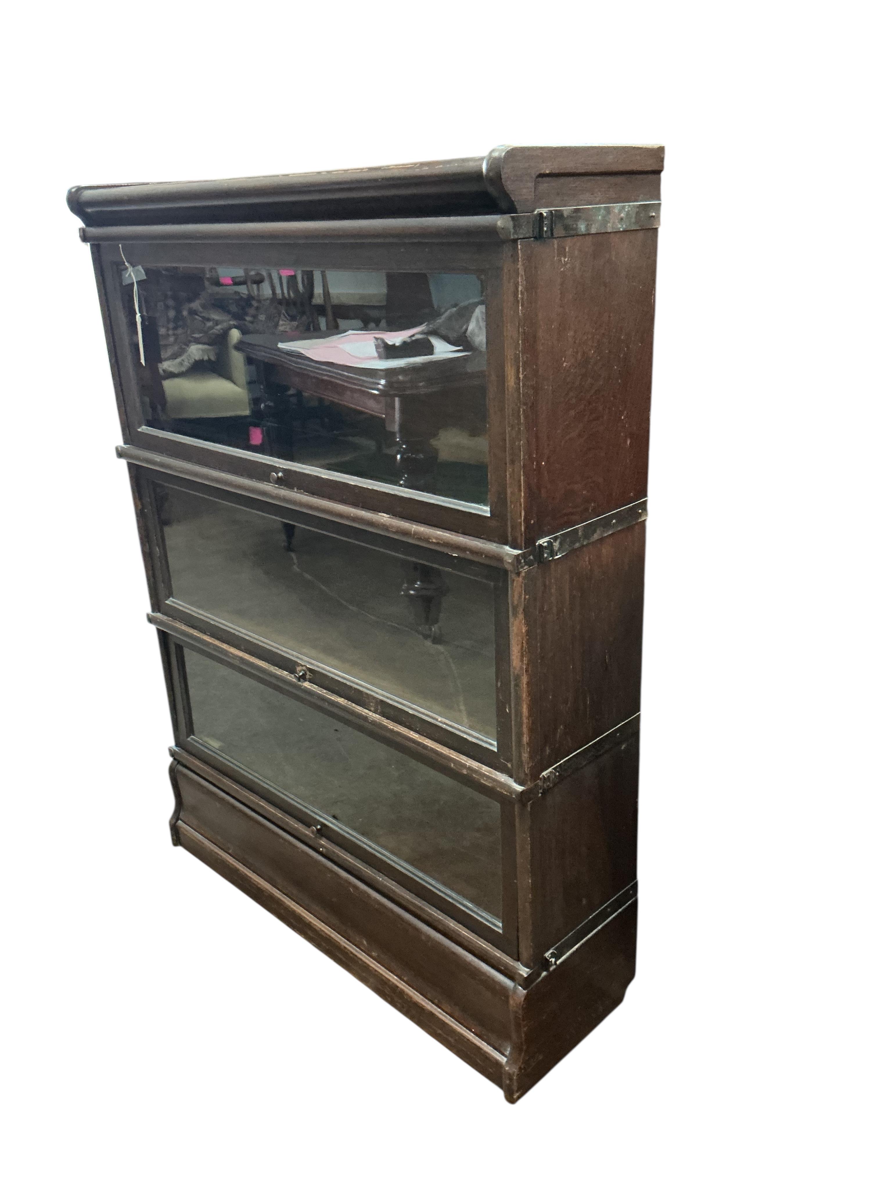 A Globe Wernicke oak three section bookcase, width 86cm, depth 27cm, height 116cm